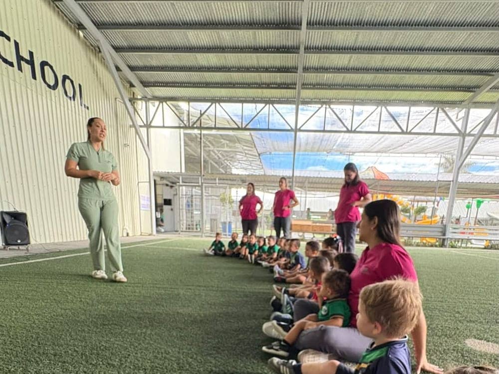 Doctora de R&V Dental hablando de cepillado con los niños de preescolar del SEP International School