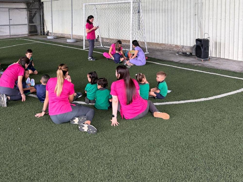 Niños de preescolar del SEP sentados en círculo con el equipo de R&V Dental durante el taller