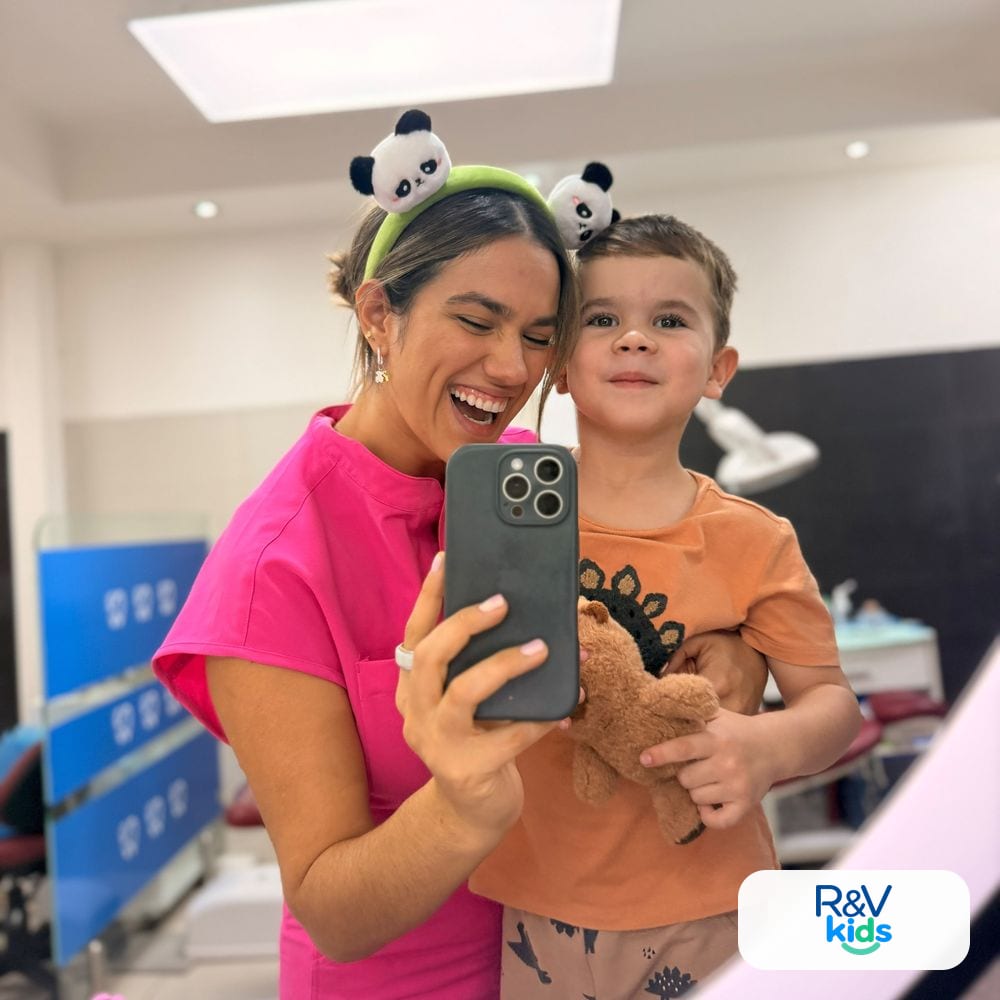 La Dra. María Amalia Cruz jugando con un niño en la consulta, odontopediatría de R&V Kids en Palmares