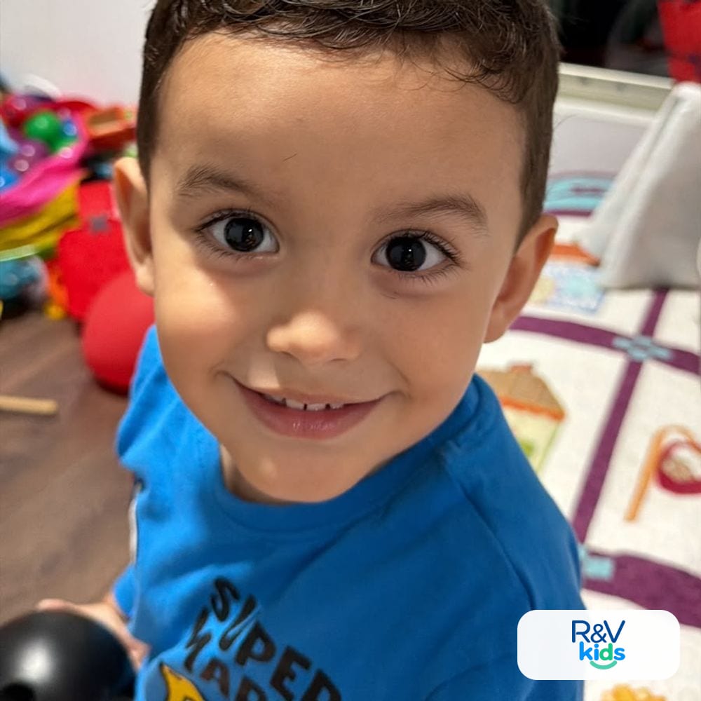 Niño sonriendo en la consulta de R&V Kids, odontopediatría para niños de San Ramón